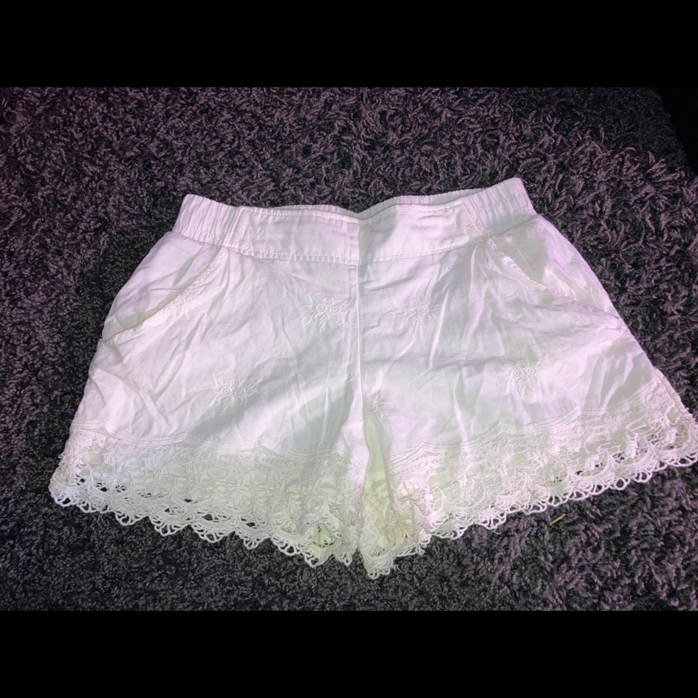 Pattern lace white shorts